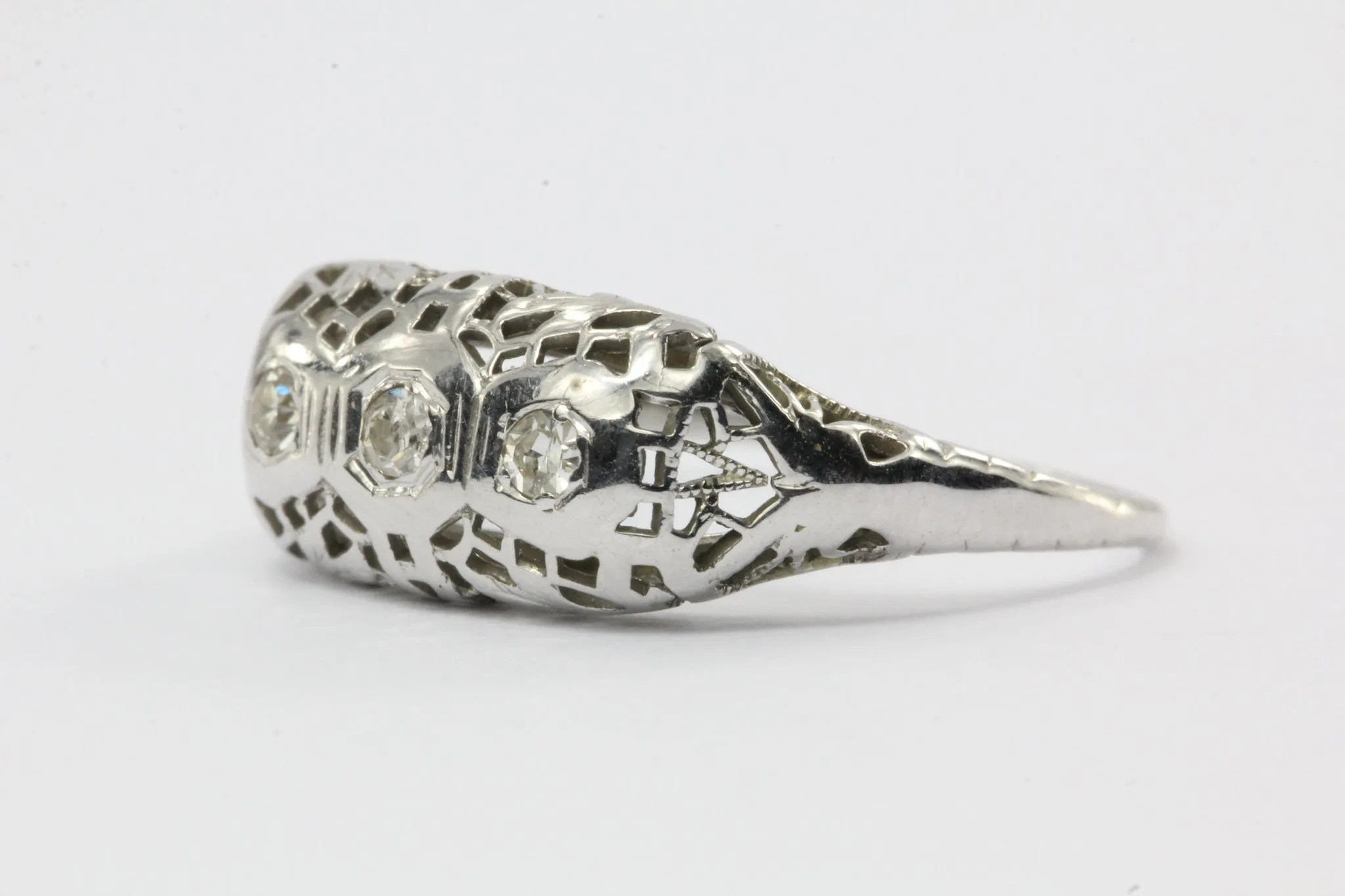 Antique Art Deco 18K White Gold & Diamond Ring