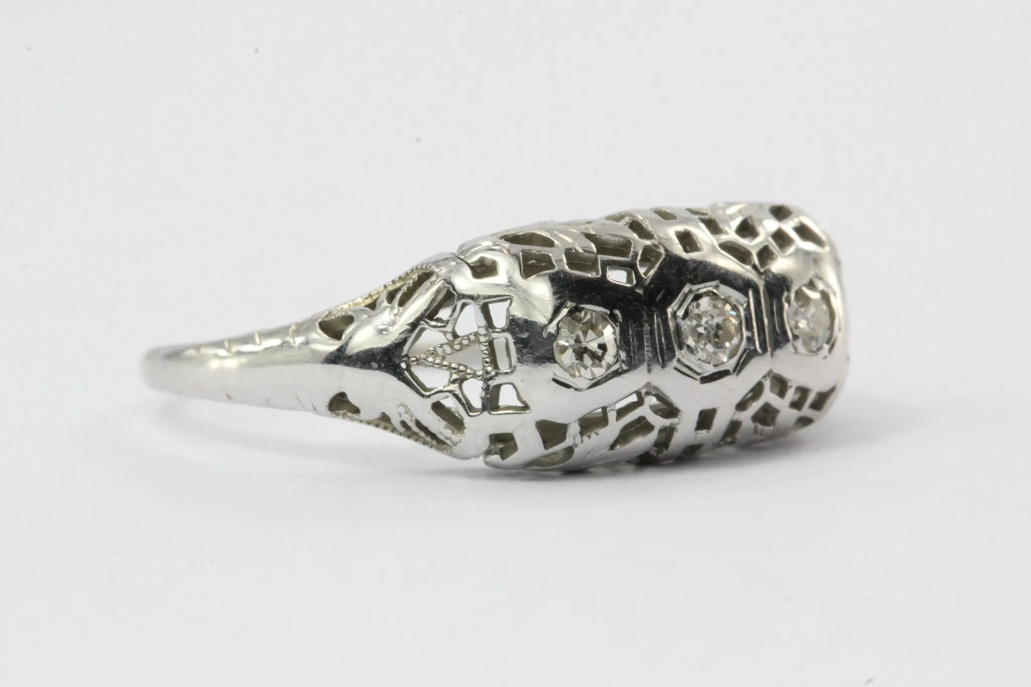Antique Art Deco 18K White Gold & Diamond Ring