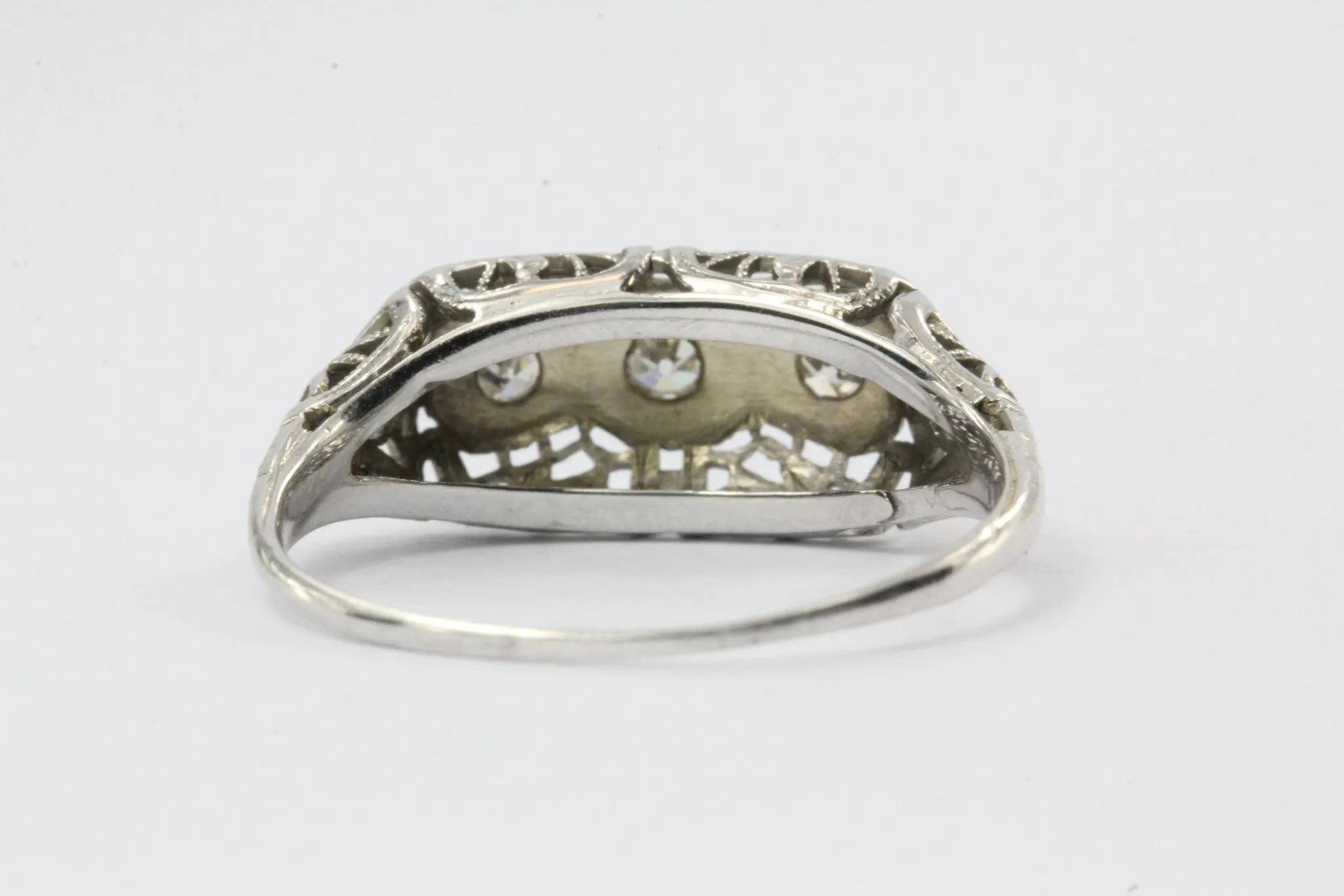 Antique Art Deco 18K White Gold & Diamond Ring