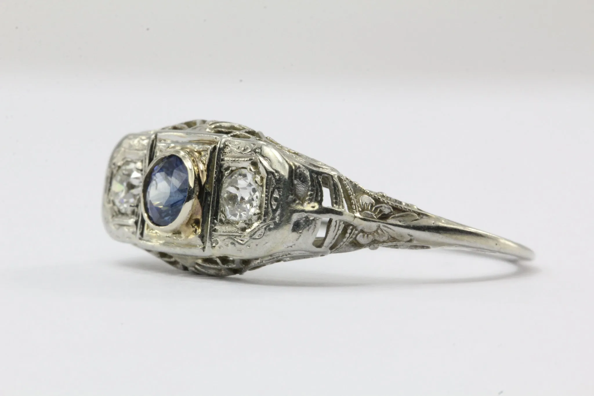 Antique Art Deco 18K White Gold Sapphire & Diamond Ring