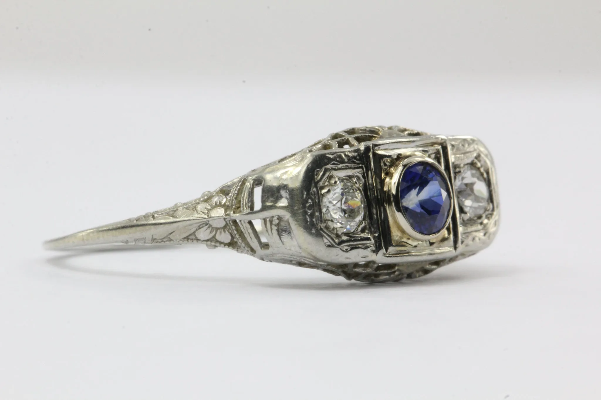 Antique Art Deco 18K White Gold Sapphire & Diamond Ring