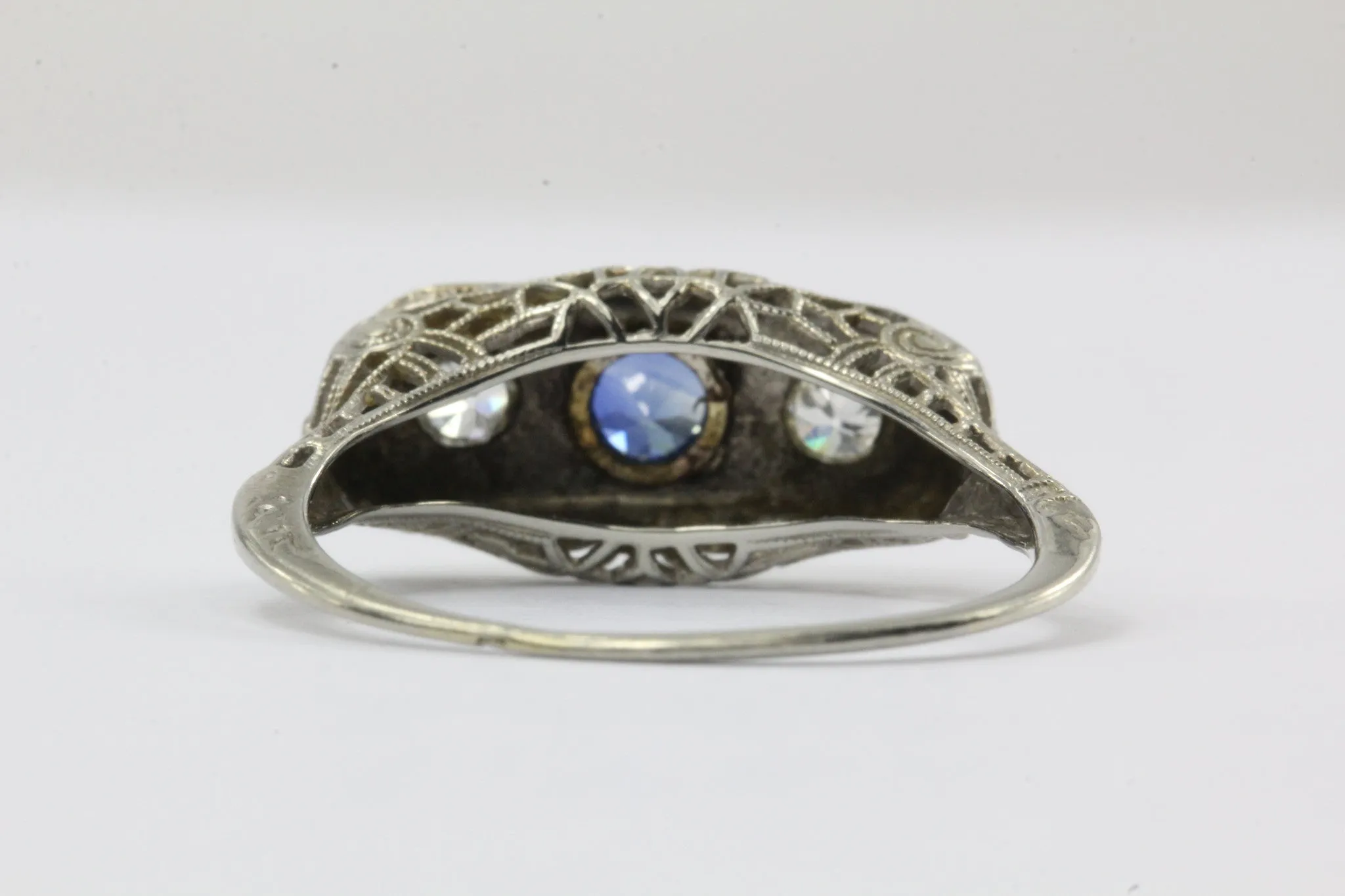 Antique Art Deco 18K White Gold Sapphire & Diamond Ring