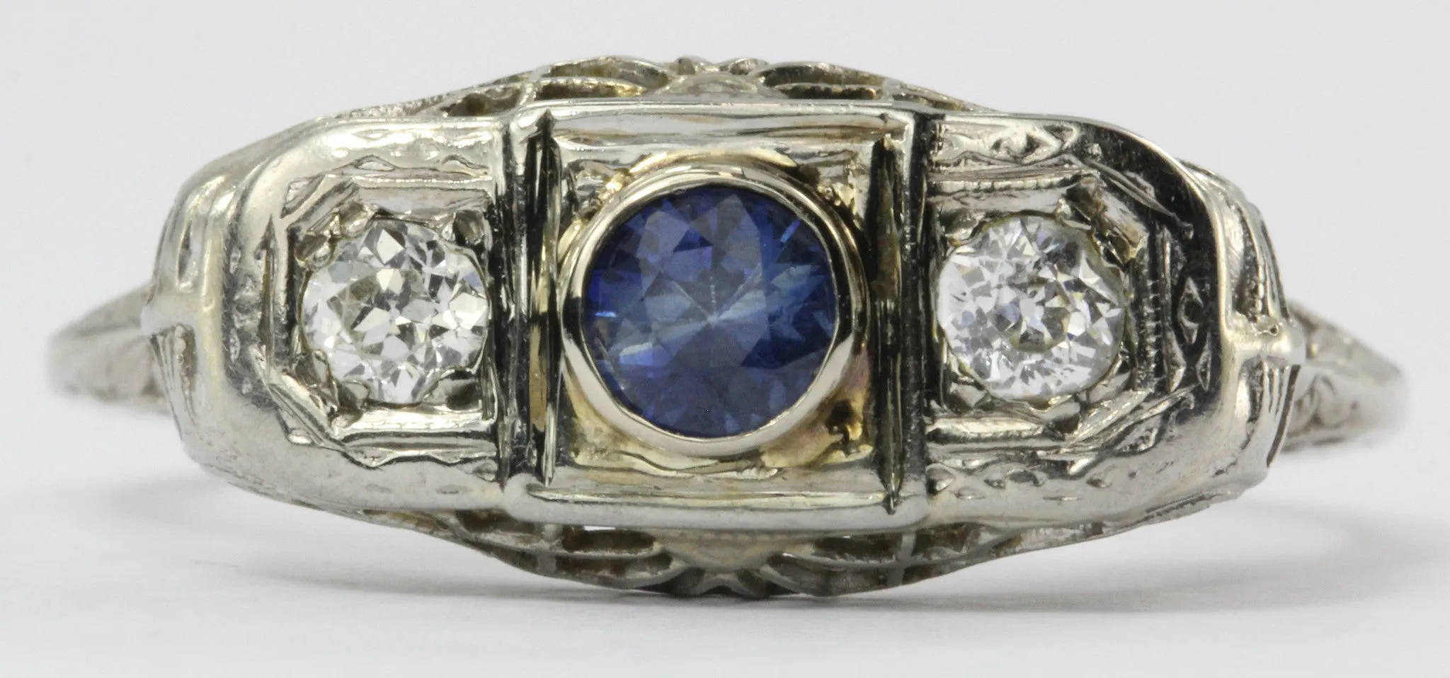 Antique Art Deco 18K White Gold Sapphire & Diamond Ring