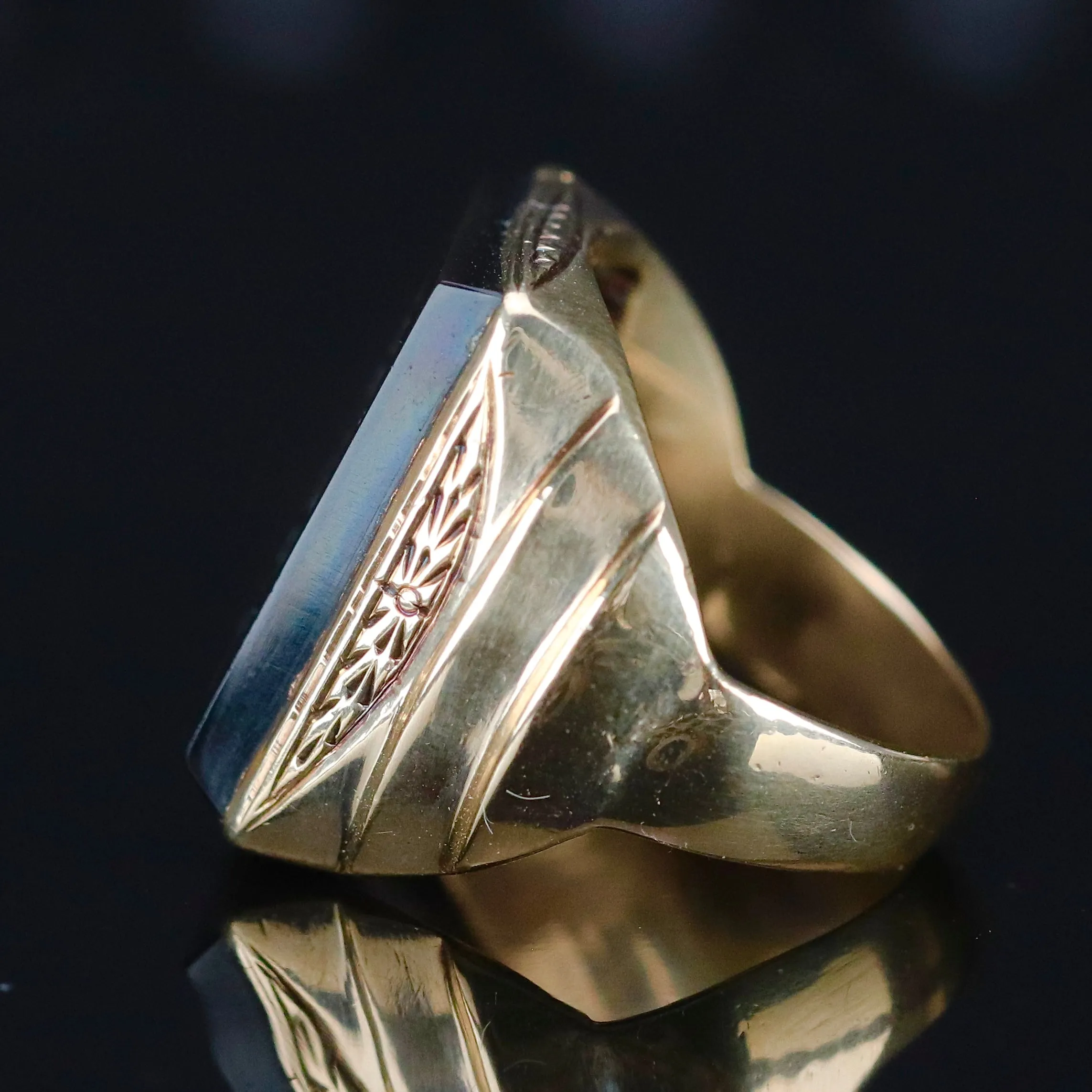 Vintage onyx intaglio ring in yellow gold